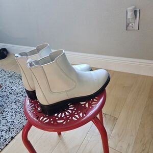 White Everlane Chelsea Boots sz. 8